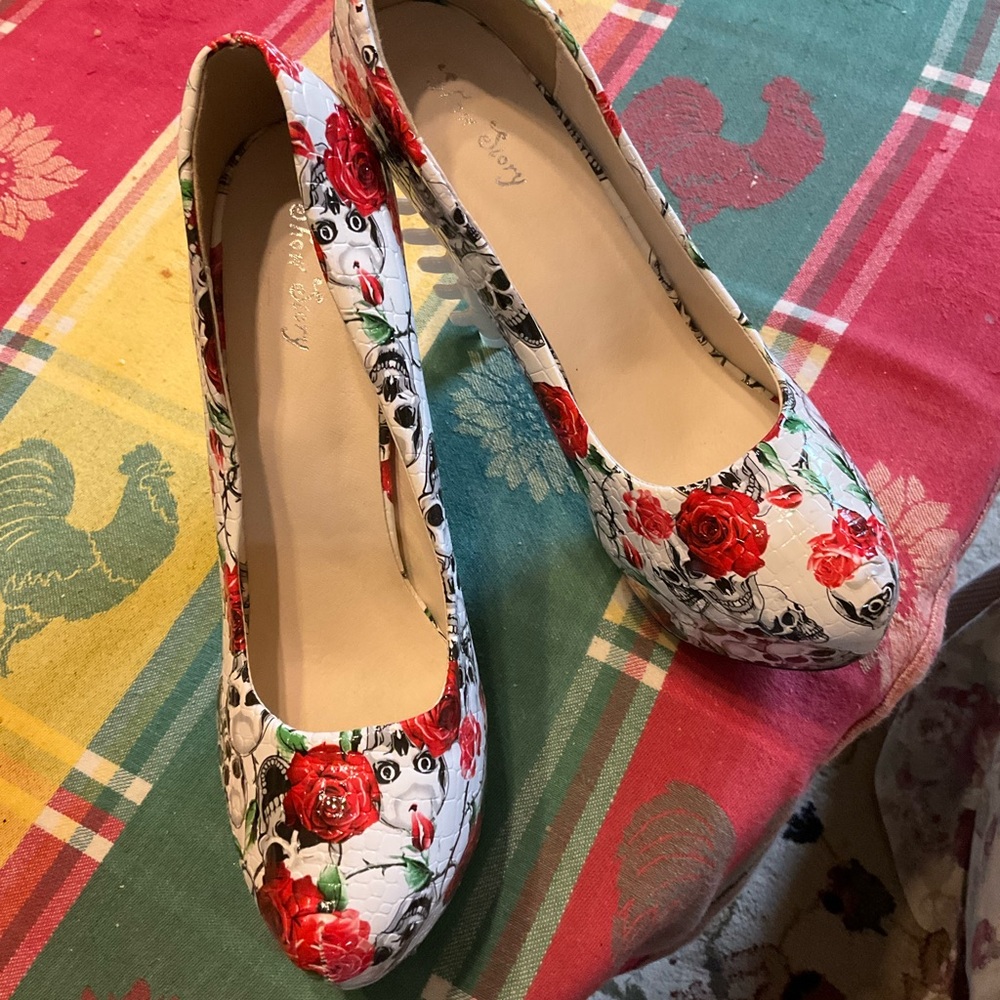 Show Story Flowers and Skulls Women's Shoes